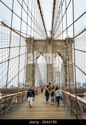 New York City, USA, 30 aprile 2024, veduta di alcuni pedoni sulla Brooklyn Bridge Promenade Foto Stock