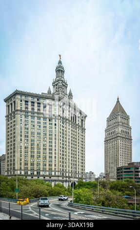 New York City, USA, 30 aprile 2024, veduta del David N. Dinkins Manhattan Municipal Building e del Thurgood Marshall United States Courthouse Foto Stock