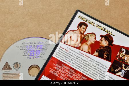 Disco DVD «The Greatest Show on Earth» con copertina contenente la descrizione del film e le immagini, isolato su sfondo chiaro e liscio. Foto Stock