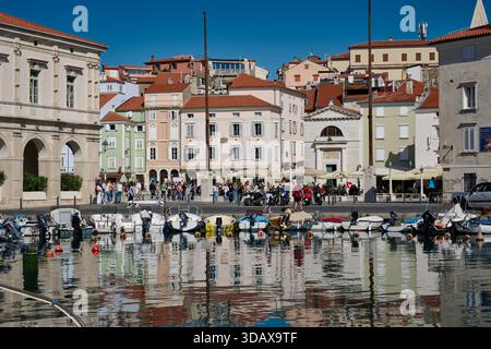 Vista dal porto di Pirano a Piazza Tartini, Slovenia, Europa Foto Stock