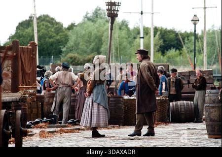 King's Lynn ,Norfolk ,UK, 19 luglio 2018. La Hereford Quay è trasformato in un Dickensian waterfront come filmare comincia la storia personale di David Copperfield, starring, Hugh Laurie,Gwendoline Christie, Benedetto Wong, Paul Whitehouse, e Daisy può Cooper. Foto Stock