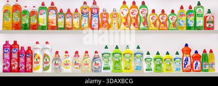 Erevan Armenia 12.5,2025. Un ripiano pieno di bottiglie di sapone per piatti di diversi colori. I flaconi sono allineati in fila, alcuni dei quali sono più alti di Foto Stock