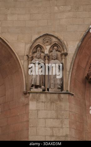 Dettaglio architettonico di fibre scolpite incastonato nella parete esterna della Cattedrale di Santa Maria di Burgos, Burgos, Castiglia e León, Spagna. Foto Stock