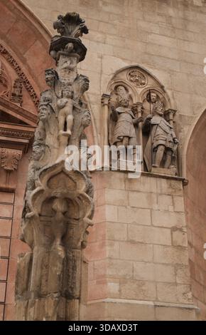 Dettaglio architettonico di fibre scolpite incastonato nella parete esterna della Cattedrale di Santa Maria di Burgos, Burgos, Castiglia e León, Spagna. Foto Stock
