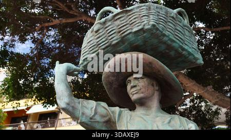 La statua di Muelle Pesquero a Los Christianos. Opera dello scultore Julio Neto, raffigura una donna che trasporta il pesce in un cesto sulla sua testa. Foto Stock