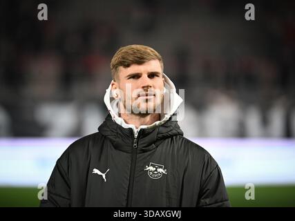 Berlino, Germania. 13 dicembre 2025. Calcio: Bundesliga, 1. FC Union Berlin - RB Leipzig, Matchday 14, an der Alten Försterei, timo Werner (RB Leipzig) si erge sul campo prima della partita. Credito: Soeren Stache/dpa - NOTA IMPORTANTE: In conformità con le normative della DFL German Football League e della DFB German Football Association, è vietato utilizzare o far utilizzare fotografie scattate nello stadio e/o della partita sotto forma di immagini sequenziali e/o serie di foto video./dpa/Alamy Live News Foto Stock