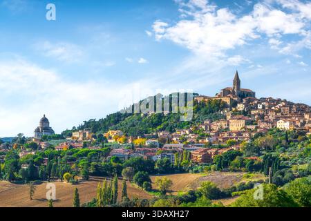 Vista panoramica della città medievale collinare di Todi, Umbria, Italia. La chiesa di San fortunato sulla sommità e la rinascimentale Santa Maria della consolazione Foto Stock