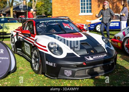 Porsche 911 GT3 Cup, in mostra all'assemblea Bicester Motion tenutasi il 30 novembre 2025. Foto Stock
