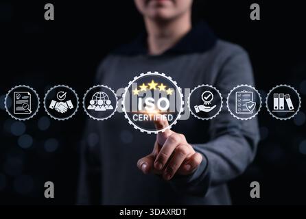 Certificazione ISO e concetto del sistema di gestione della qualità. Imprenditore che indica la certificazione ISO e l'icona della garanzia di qualità, le norme internazionali, Foto Stock