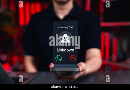 Concetto di frode e phishing con avviso chiamante sconosciuto. Un telefono che visualizza una chiamata in arrivo da un numero sconosciuto, simboleggiando frode, phishing, truffatore Foto Stock