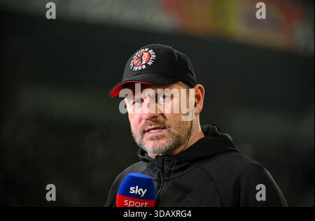 Berlino, Germania. 13 dicembre 2025. Calcio: Bundesliga, 1. FC Union Berlin - RB Leipzig, Matchday 14, an der Alten Försterei, Coach Steffen Baumgart (1. FC Union Berlin) si unisce a Sky Sport per un'intervista. Credito: Soeren Stache/dpa - NOTA IMPORTANTE: In conformità con le normative della DFL German Football League e della DFB German Football Association, è vietato utilizzare o far utilizzare fotografie scattate nello stadio e/o della partita sotto forma di immagini sequenziali e/o serie di foto video./dpa/Alamy Live News Foto Stock