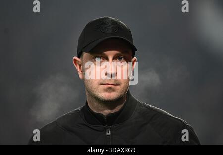 Berlino, Germania. 13 dicembre 2025. Calcio: Bundesliga, 1. FC Union Berlin - RB Leipzig, Matchday 14, an der Alten Försterei, Coach Ole Werner (RB Leipzig) si unisce a Sky Sport per un'intervista. Credito: Soeren Stache/dpa - NOTA IMPORTANTE: In conformità con le normative della DFL German Football League e della DFB German Football Association, è vietato utilizzare o far utilizzare fotografie scattate nello stadio e/o della partita sotto forma di immagini sequenziali e/o serie di foto video./dpa/Alamy Live News Foto Stock