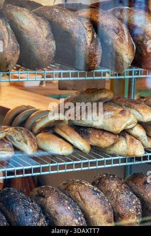 Selezione di pane e torte appena sfornati alla finestra di una panetteria artigianale sull'isola di wight, Regno Unito Foto Stock
