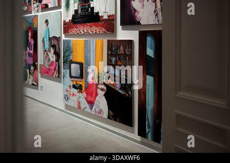 Dipinti figurativi narrativi raffiguranti scene domestiche esposte al "Handle with Care". Prossima mostra 23” a Varsavia. Foto Stock