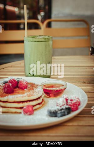 Pancake al caffè Matcha, frutta e sciroppo Foto Stock