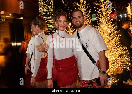 Joelina Drews mit Freund Adrian Louis / CathyÂ's Charity Christmas & Living Hotel Das Viktualienmarkt / München / 11. Dezember 2025 *** Joelina Drews con il fidanzato Adrian Louis Cathys Charity Christmas Living Hotel Das Viktualienmarkt Monaco di Baviera 11 dicembre 2025 Foto Stock