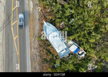 Vista aerea della barca a vela distrutta dopo l'uragano Milton a Englewood, Florida Foto Stock