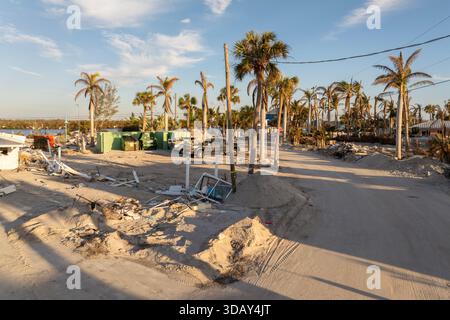 Conseguenze di un disastro naturale. Spazzatura proveniente da case gravemente danneggiate dopo l'uragano Milton. Mucchi di detriti sul lato della strada di Manasota Foto Stock