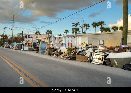 Conseguenze di un disastro naturale. Spazzatura proveniente da case gravemente danneggiate dopo un'ondata di uragano. Mucchi di detriti sul lato della strada in Florida Foto Stock