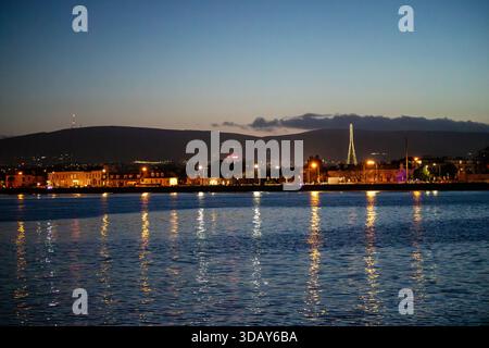 Crepuscolo sulla parte sud di Dublino in una serata invernale Foto Stock