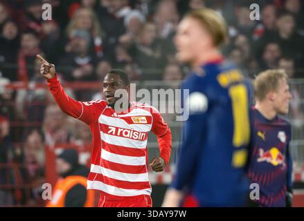 Berlino, Germania. 13 dicembre 2025. Calcio: Bundesliga, 1. FC Union Berlin - RB Leipzig, Matchday 14, an der Alten Försterei, Ilyas Ansah (1. FC Union Berlin) celebra il suo obiettivo di arrivare 2-1. Credito: Soeren Stache/dpa - NOTA IMPORTANTE: In conformità con le normative della DFL German Football League e della DFB German Football Association, è vietato utilizzare o far utilizzare fotografie scattate nello stadio e/o della partita sotto forma di immagini sequenziali e/o serie di foto video./dpa/Alamy Live News Foto Stock