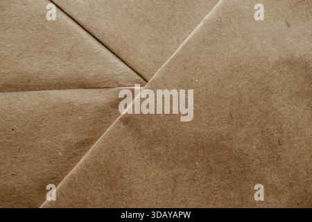 Dettaglio della trama della carta kraft piegata Foto Stock