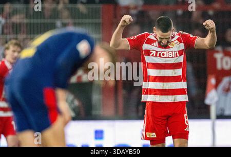 Berlino, Germania. 13 dicembre 2025. Calcio: Bundesliga, 1. FC Union Berlin - RB Leipzig, Matchday 14, an der Alten Försterei, Rani Khedira (r, 1. FC Union Berlin) festeggia dopo il fischio finale. Credito: Soeren Stache/dpa - NOTA IMPORTANTE: In conformità con le normative della DFL German Football League e della DFB German Football Association, è vietato utilizzare o far utilizzare fotografie scattate nello stadio e/o della partita sotto forma di immagini sequenziali e/o serie di foto video./dpa/Alamy Live News Foto Stock