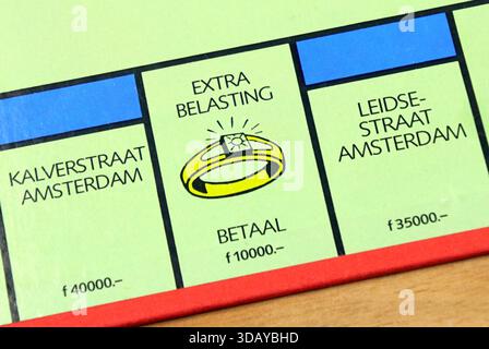 Amsterdam, Paesi Bassi - 13 settembre 2019: Il pagamento delle tasse punta su un tabellone da gioco monopolio olandese. Foto Stock
