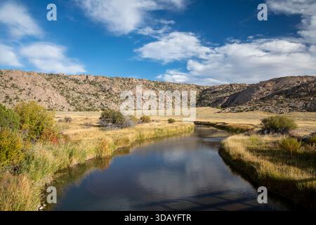 Alcova, Wyoming - il fiume Sweetwater. Gli emigranti della California, dell'Oregon e dei Mormoni a metà del XIX secolo seguirono la Sweetwater Valley Foto Stock