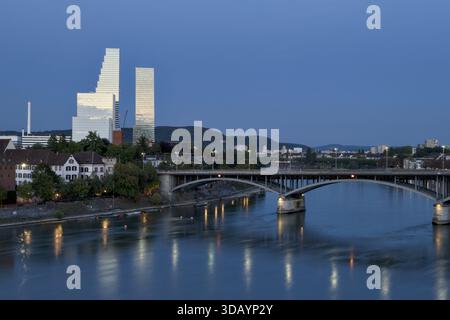 Serie di luci, Roche Towers a Basilea sulle rive del Reno all'ora blu, splendida atmosfera illuminante, città di Basilea, Svizzera Foto Stock