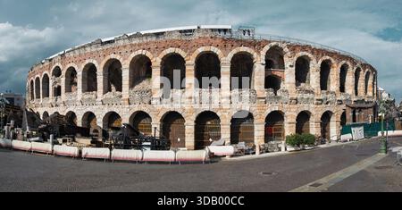 L'esterno dell'arena di Verona durante il Festival dell'Opera estivo. Veneto Italia Foto Stock
