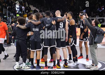Bologna, Italia. 12 dicembre 2025. Virtus fine gara. Durante Virtus Bologna vs Hapoel Tel Aviv, partita di Eurolega di pallacanestro a Bologna, 12 dicembre 2025 Credit: Independent Photo Agency/Alamy Live News Foto Stock