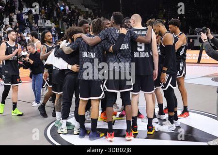 Bologna, Italia. 12 dicembre 2025. Virtus fine gara durante Virtus Bologna vs Hapoel Tel Aviv, partita di pallacanestro Eurolega a Bologna, 12 dicembre 2025 Credit: Independent Photo Agency/Alamy Live News Foto Stock