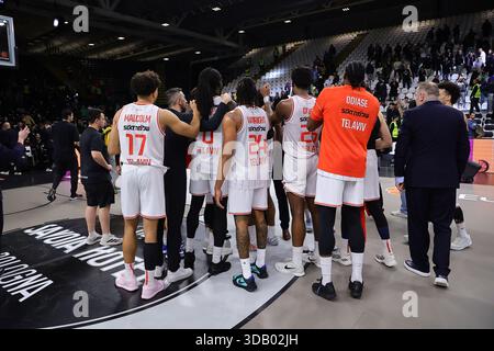 Bologna, Italia. 12 dicembre 2025. APOEL fine gara durante Virtus Bologna vs Hapoel Tel Aviv, partita di pallacanestro Eurolega a Bologna, 12 dicembre 2025 Credit: Independent Photo Agency/Alamy Live News Foto Stock