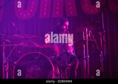 Bologna, Italia. 12 dicembre 2025. Karim Qqru, batterista dei The Zen Circus, si esibisce sul palco dell'Estragon Club a supporto del loro ultimo album il male. Credito: SOPA Images Limited/Alamy Live News Foto Stock