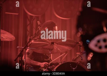 Bologna, Italia. 12 dicembre 2025. Karim Qqru, batterista dei The Zen Circus, si esibisce sul palco dell'Estragon Club a supporto del loro ultimo album il male. Credito: SOPA Images Limited/Alamy Live News Foto Stock