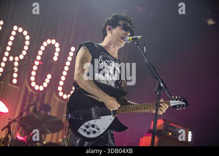 Bologna, Italia. 12 dicembre 2025. Andrea Appino, chitarrista e frontman dei The Zen Circus, si esibisce sul palco dell'Estragon Club a supporto del loro ultimo album il male. Credito: SOPA Images Limited/Alamy Live News Foto Stock