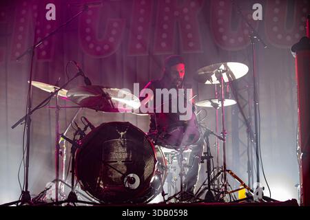 Bologna, Italia. 12 dicembre 2025. Karim Qqru, batterista dei The Zen Circus, si esibisce sul palco dell'Estragon Club a supporto del loro ultimo album il male. (Foto di Carlo Vergani/SOPA Images/Sipa USA) credito: SIPA USA/Alamy Live News Foto Stock