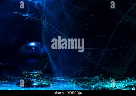 Scena mistica astratta con una sfera di cristallo usata nei rituali di divinazione e visione futura, circondata da colorate piste di luce che simboleggiano Foto Stock