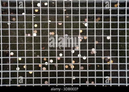 Vista urbana elevata di Poznań che mostra la ruota panoramica in piazza, le facciate storiche, i moderni edifici per uffici, i tetti rossi, un alto e lontano edificio sotto il cielo grigio. Foto Stock