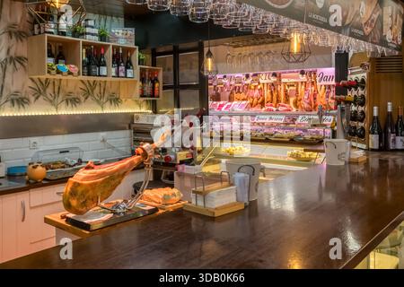 Jamon tradizionale spagnolo esposto alla bancarella del mercato alimentare a Salamanca in Spagna Foto Stock