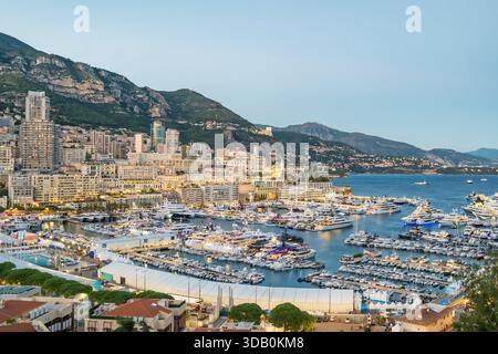 Porto di Monaco e Marina di Monte Carlo al crepuscolo Foto Stock