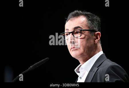 Ludwigsburg, Germania. 13 dicembre 2025. CEM Özdemir, (Alleanza 90/Verdi), candidato principale per le elezioni statali del 2026 nel Baden-Württemberg, parla alla conferenza del partito di stato del suo partito. Il partito adotta il programma elettorale per le elezioni statali del 2026 e elegge il suo comitato esecutivo statale, tra gli altri organi del partito. Crediti: Bernd Weißbrod/dpa/Alamy Live News Foto Stock