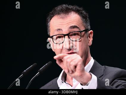 Ludwigsburg, Germania. 13 dicembre 2025. CEM Özdemir, (Alleanza 90/Verdi), candidato principale per le elezioni statali del 2026 nel Baden-Württemberg, parla alla conferenza del partito di stato del suo partito. Il partito adotta il programma elettorale per le elezioni statali del 2026 e elegge il suo comitato esecutivo statale, tra gli altri organi del partito. Crediti: Bernd Weißbrod/dpa/Alamy Live News Foto Stock