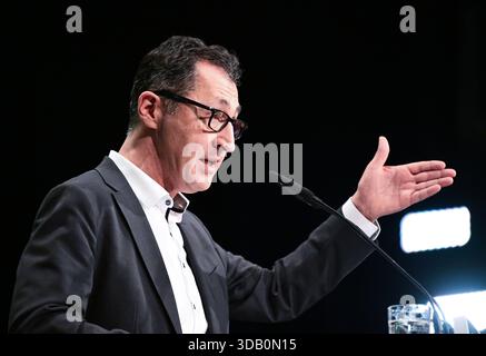 Ludwigsburg, Germania. 13 dicembre 2025. CEM Özdemir, (Alleanza 90/Verdi), candidato principale per le elezioni statali del 2026 nel Baden-Württemberg, parla alla conferenza del partito di stato del suo partito. Il partito adotta il programma elettorale per le elezioni statali del 2026 e elegge il suo comitato esecutivo statale, tra gli altri organi del partito. Crediti: Bernd Weißbrod/dpa/Alamy Live News Foto Stock