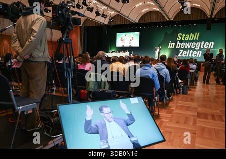 Ludwigsburg, Germania. 13 dicembre 2025. CEM Özdemir, (Alleanza 90/Verdi), candidato principale per le elezioni statali del 2026 nel Baden-Württemberg, parla alla conferenza del partito di stato del suo partito. Il partito adotta il programma elettorale per le elezioni statali del 2026 e elegge il suo comitato esecutivo statale, tra gli altri organi del partito. Crediti: Bernd Weißbrod/dpa/Alamy Live News Foto Stock