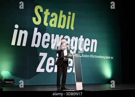 Ludwigsburg, Germania. 13 dicembre 2025. CEM Özdemir, (Alleanza 90/Verdi), candidato principale per le elezioni statali del 2026 nel Baden-Württemberg, parla alla conferenza del partito di stato del suo partito. Il partito adotta il programma elettorale per le elezioni statali del 2026 e elegge il suo comitato esecutivo statale, tra gli altri organi del partito. Crediti: Bernd Weißbrod/dpa/Alamy Live News Foto Stock