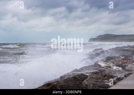 Onde che si infrangono contro il Seawall a Wissant durante la tempesta Benjamin, Côte d’Opale, Francia Foto Stock