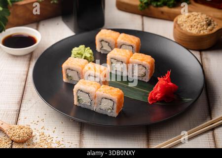 Sushi roll Philadelphia con formaggio cremoso Foto Stock