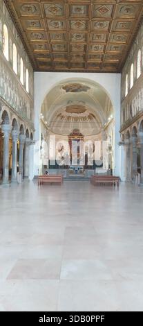 Interno della Basilica di Sant'Apollinare nuovo Foto Stock